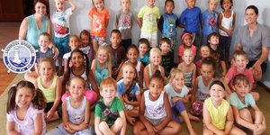 Laerskool Gansbaai se Gr R’e, met Lyndri Kotze (Gr R.2) links en Jolinda Avenant (Gr R.1) regs